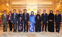 ガン議長、フィンランド議長らと会見