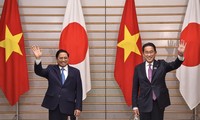 チン首相、日本の岸田首相と会談