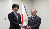 岸田首相にベトナムサッカー選手のサイン入りボールを寄贈