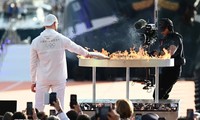 パリ五輪の聖火 地中海渡りフランスに到着 港には大勢の人