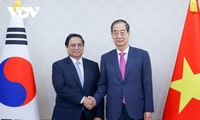 チン首相、韓国のハン首相と会談