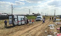 ロシア南部で列車事故、トラックと衝突し脱線 140人負傷