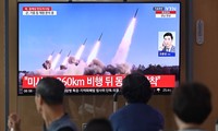 朝鮮が複数の弾道ミサイルを発射　日本のEEZに落下か