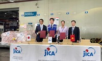 ＪＩＣＡの支援物資を受け取る