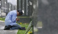 沖縄慰霊の日、死者20万人悼む 首相、ひめゆりの塔に献花