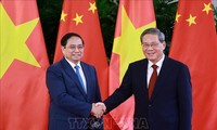 チン首相　中国の李強首相と会談