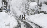 日本で記録的大雪 2週間で死傷者320人超、政府が被害防止へ対応