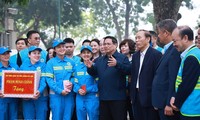 旧正月テト前に ファム・ミン・チン首相 環境衛生作業員を激励
