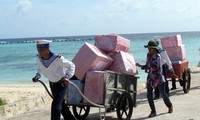 向祖国西南海域居民和驻军赠送年礼