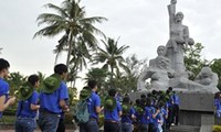 越南大学生与祖国海洋海岛夏令营活动在李山岛县举行