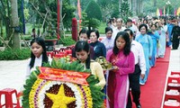 茶荣省数千居民上香祭祀胡志明主席