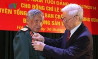 前越共中央总书记黎可飘获颁65年党龄纪念章