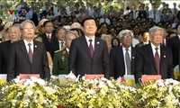 庆祝南方解放国家统一40周年的纪念集会阅兵式及群众游行在胡志明市举行