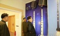 金正恩视察新建卫星控制综合指挥所