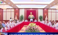 越共中央书记处常务书记黎鸿英会见第三十六青年突击队老队员代表团