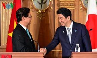 越南政府总理阮晋勇同日本首相安倍晋三举行会谈