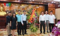 本台副台长武海向河内市人民委员会赠送鲜花祝贺首都解放61周年