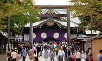 日本法务大臣岩城光英参拜靖国神社