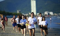 “岘港海滩赤足跑步”活动首次在岘港市举行