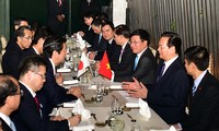 阮晋勇总理会见日本首相安倍晋三