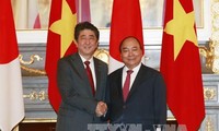  阮春福与安倍晋三举行会谈