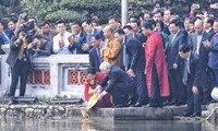 阮富仲与夫人和越南侨胞一同出席放鲤鱼送灶君仪式