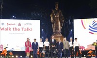 阮春福出席“Walk the Talk”时装秀