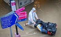 中国香港因大雨关闭学校