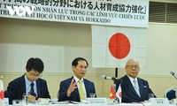 越南外交部长裴青山与日本北海道大学师生座谈