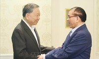 苏林在春节到来前走访慰问原党和国家领导人家属