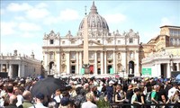 数万人涌向梵蒂冈，向教皇方济各告别