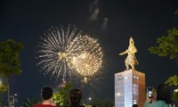 胡志明市烟花璀璨、艺术精彩庆祝统一日