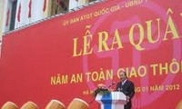 Acara pemberangkatan pasukan melakukan Tahun Keselamatan lalu lintas-tahun 2012 diadakan di Hanoi