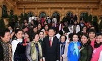 Presiden Truong Tan Sang menerima para wanita tipikal peserta Kongres Federasi Wanita 