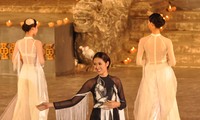 Pesta Busana Ao Dai - "Bunga Teratai dalam Seni Lukis"