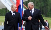 Presiden baru Rusia Vladimir Putin datang ke Belarus dalam kunjungan pertama di luar negeri 