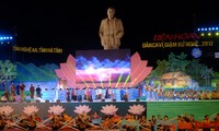 Ketua MN Nguyen Sinh Hung menghadiri acara pembukaan Festival Lagu Folklore Vi dan Giam daerah Nghe An 2012