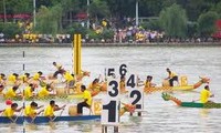 Lomba mendayung perahu naga di Vietnam