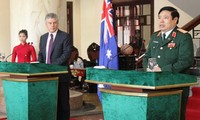 Menhan Australia Stephen Smith melakukan kunjungan di Vietnam