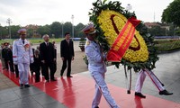 Pimpinan Partai Komunis dan Negara berziarah ke Musolium Presiden Ho Chi Minh