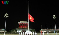 Upacara menurunkan Bendera di Lapangan Ba Dinh