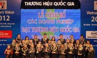 Mengumumkan badan-badan usaha yang mencapai gelar “Brand Nasional Vietnam”