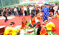 Kontes membungkus dan memasak Kue Bacang, menumbuk kue Giay kali pertama provinsi Phu Tho