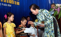 Wakil Presiden Nguyen Thi Doan memberikan beasiswa kepada anak-anak miskin di provinsi Thai Binh