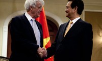 PM Vietnam Nguyen Tan Dung menjawab interviu kalangan pers asing