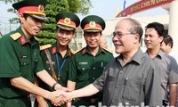 Ketua MN Vietnam Nguyen Sinh Hung mengunjungi Markas Komando Militer provinsi Ha Tinh