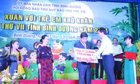 Memikirkan kebutuhan Hari Raya Tet untuk kaum miskin