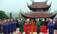 Meningkatkan pesta tradisional kuil pemujaan cikal bakal bangsa Lac Long Quan