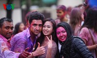 Berwarna-warninya pesta Holi di kota Hanoi