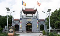 Mempersembahkan patung Buddha dari giok kepada pagoda Truong Sa Besar